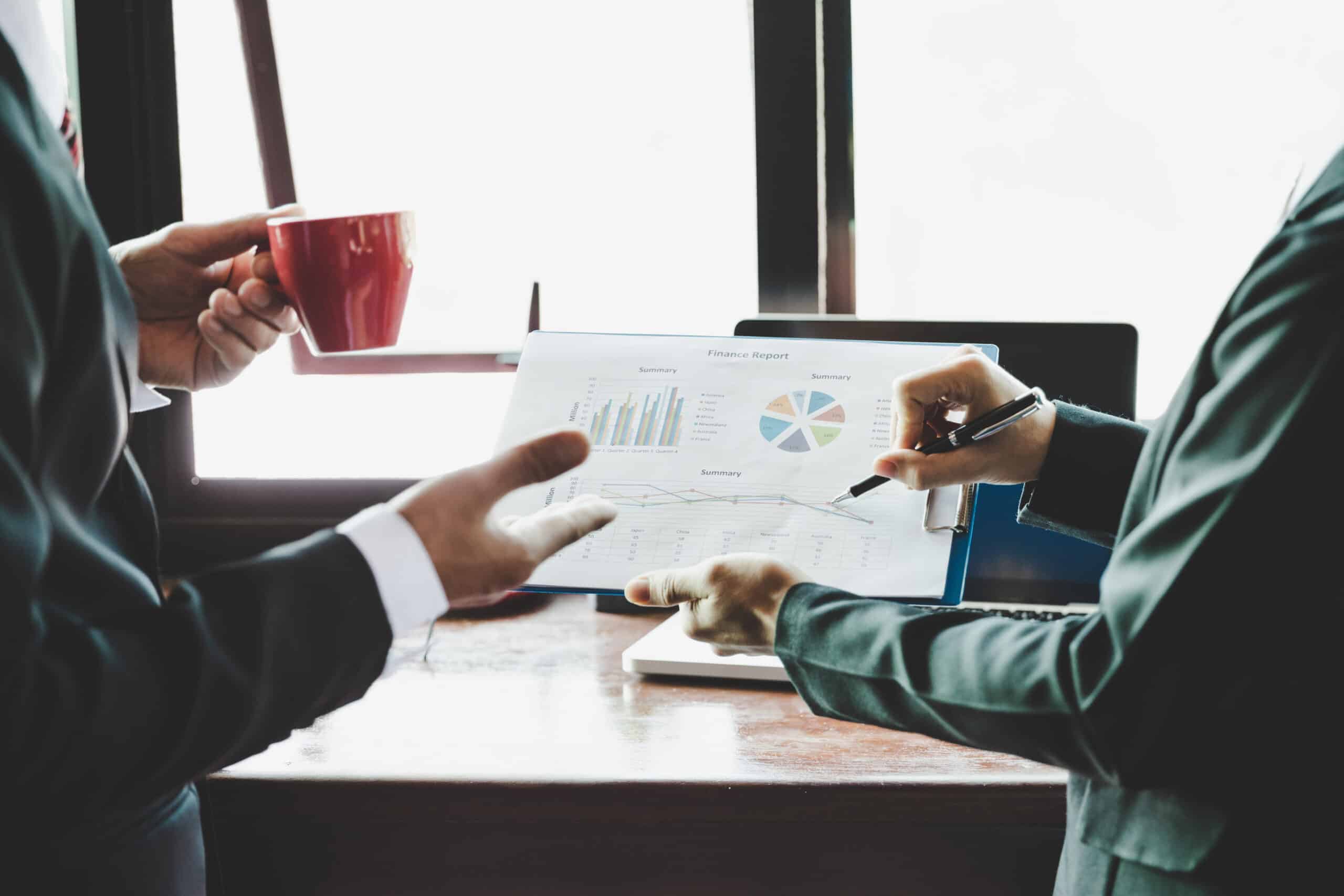 Identify projects based on early warning signs
