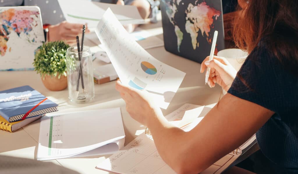 Équipe Intescia analysant le marché français de la construction
