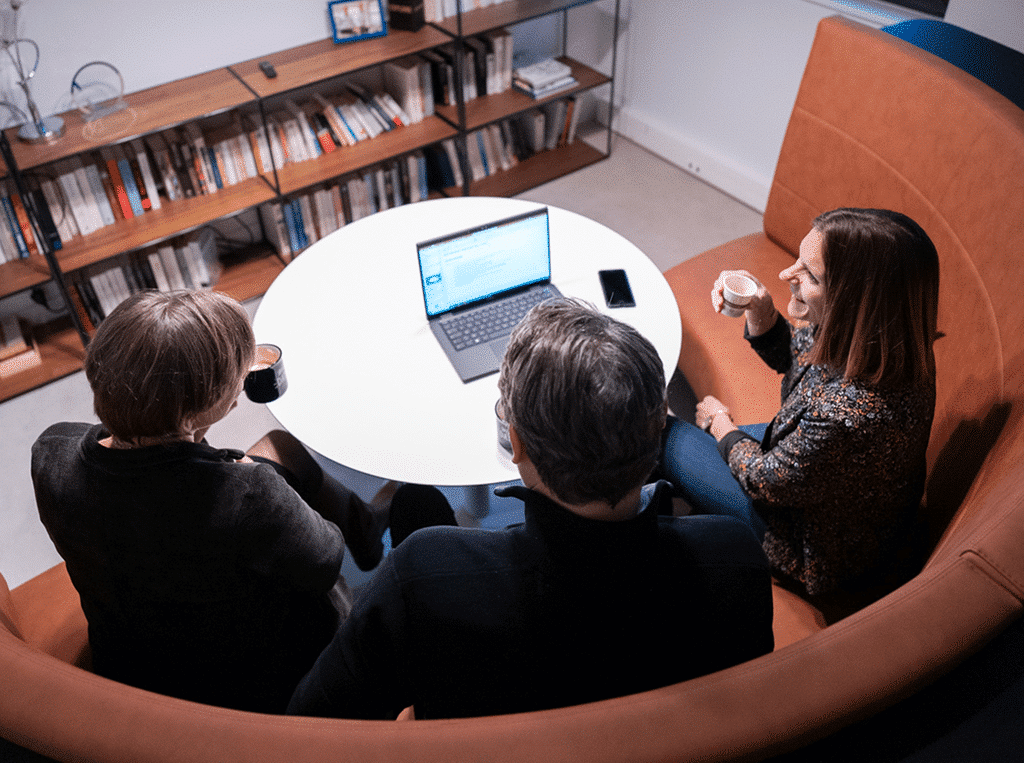 Environnement de travail favorisant l'apprentissage, l'innovation et l'esprit d'équipe chez Intescia.